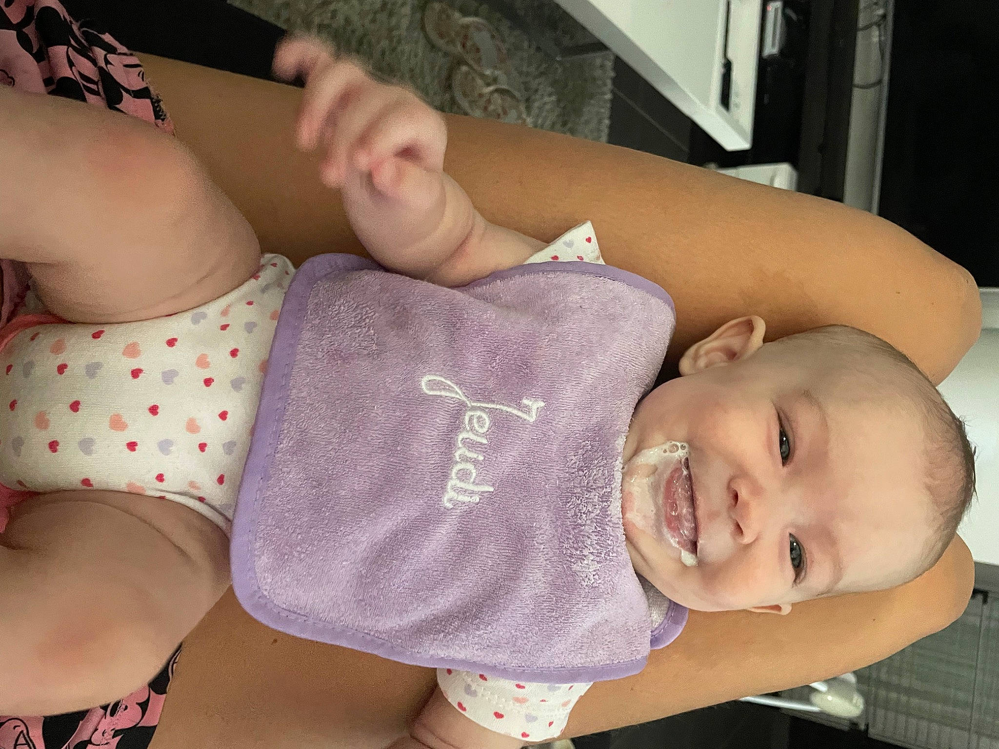 Arya participe au concours pour gagner de l'argent avec cette photo : abdomen, arm, chest, finger, glasses, hand, human_body, joint, joy, knee, leg, mouth, muscle, neck, person, shoulder, skin, smile, stomach, thigh