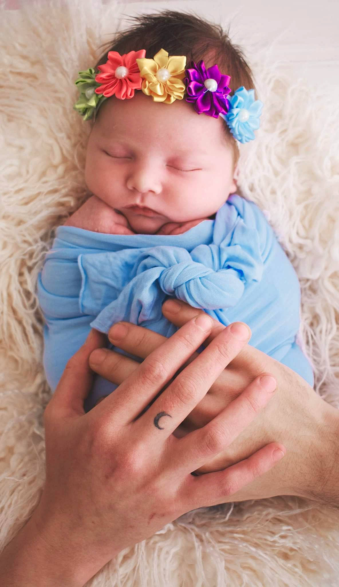 Billie a rejoint le concours — aidez-le/la à gagner de superbes lots ! aqua, baby, baby_toddler_clothing, blue, dress, eye, finger, gesture, happy, headgear, headpiece, headwear, iris, neck, person, plant, product, purple, skin, sleeve