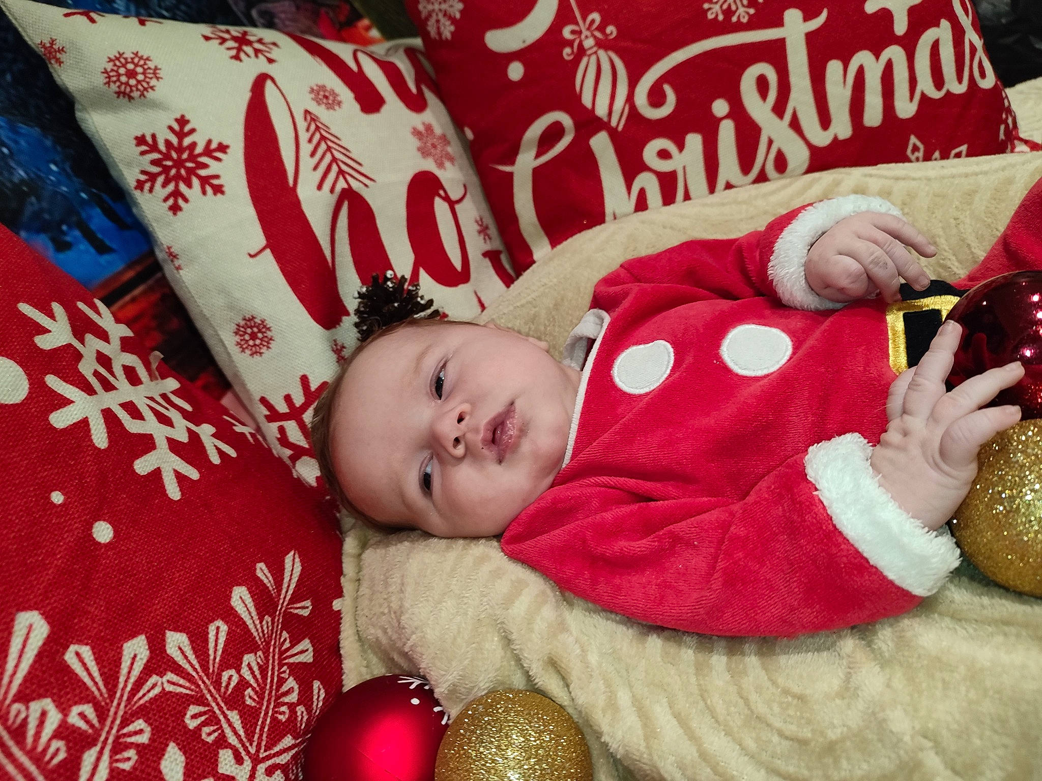 Maël participe au concours pour gagner de l'argent avec cette photo : baby, baby_toddler_clothing, carmine, child, christmas, christmas_eve, comfort, event, face, font, fur, happy, holiday, linens, pattern, person, product, red, room, textile