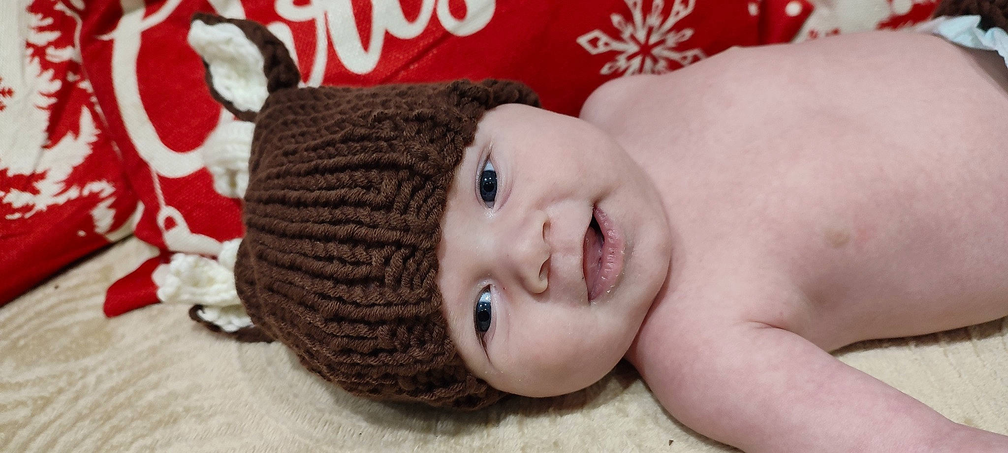 Maël a rejoint le concours — aidez-le/la à gagner de superbes lots ! baby, cap, cheek, child, chin, clothing, eye, eyebrow, eyelash, fashion_accessory, fur, hair_accessory, happy, headwear, knit_cap, lip, nose, person, skin, smile