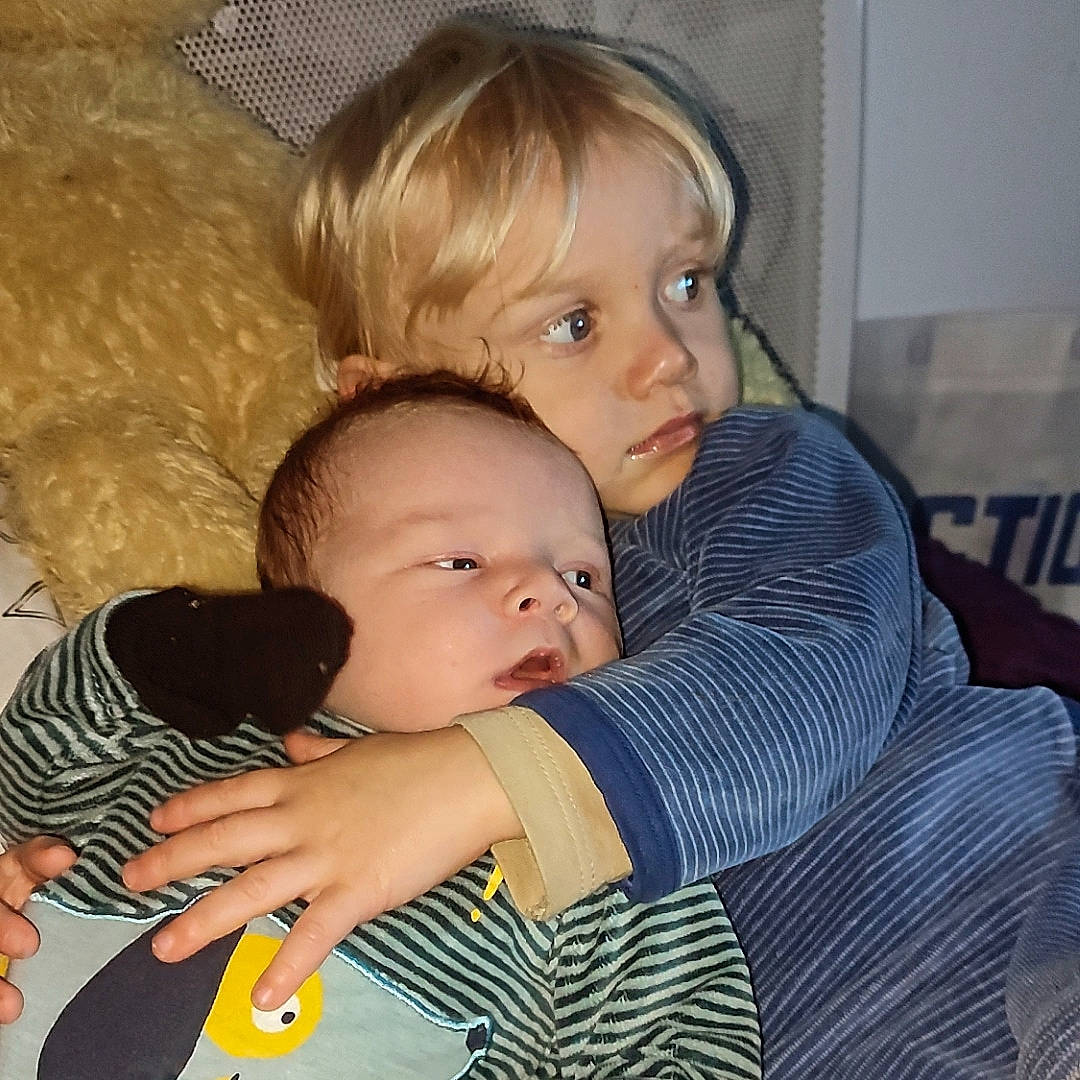 Lyam a rejoint le concours — aidez-le/la à gagner de superbes lots ! arm, baby, baby_toddler_clothing, cheek, child, comfort, finger, fun, gesture, hairstyle, happy, iris, lap, nose, organ, person, sharing, sitting, skin, toddler