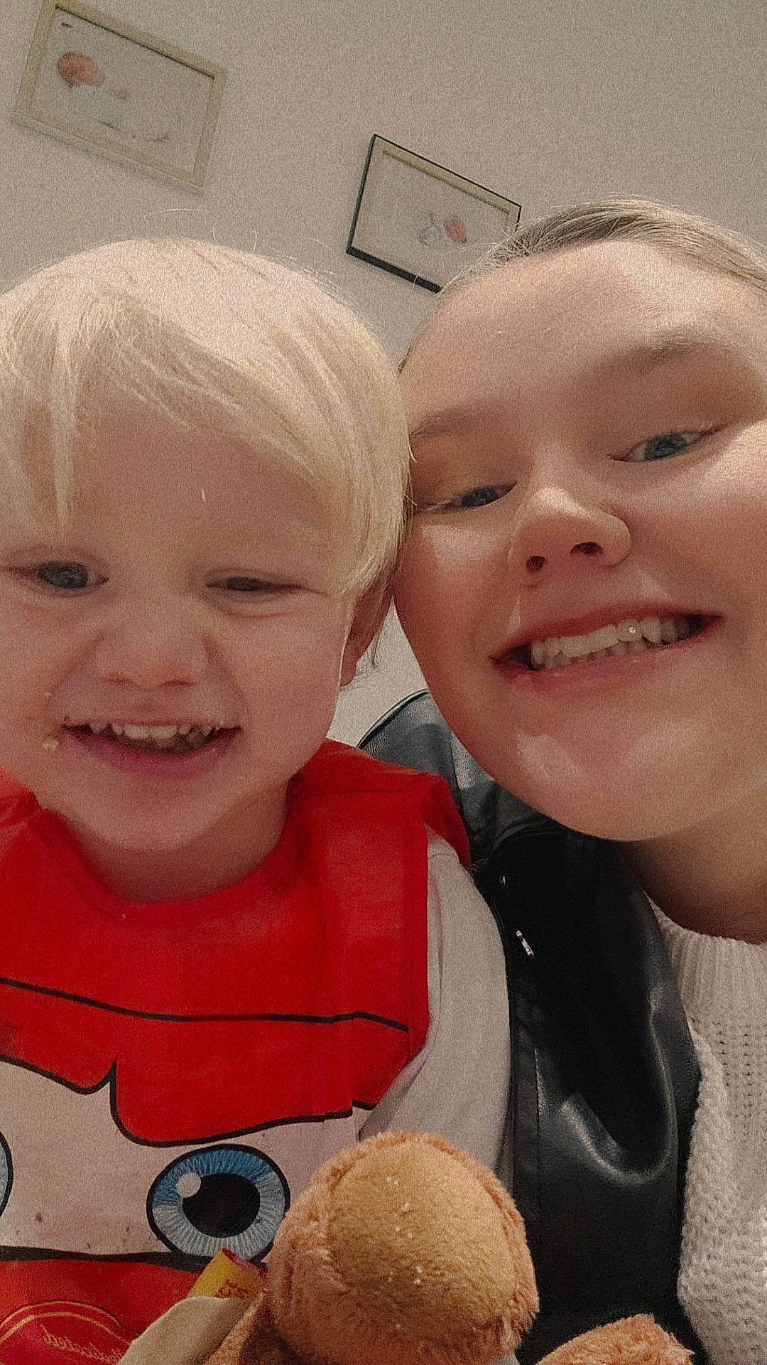 Lyam a rejoint le concours — aidez-le/la à gagner de superbes lots ! baby_toddler_clothing, cheek, chin, eye, eyebrow, eyelash, fun, gesture, happy, head, iris, jaw, joy, lip, mouth, nose, organ, person, skin, smile