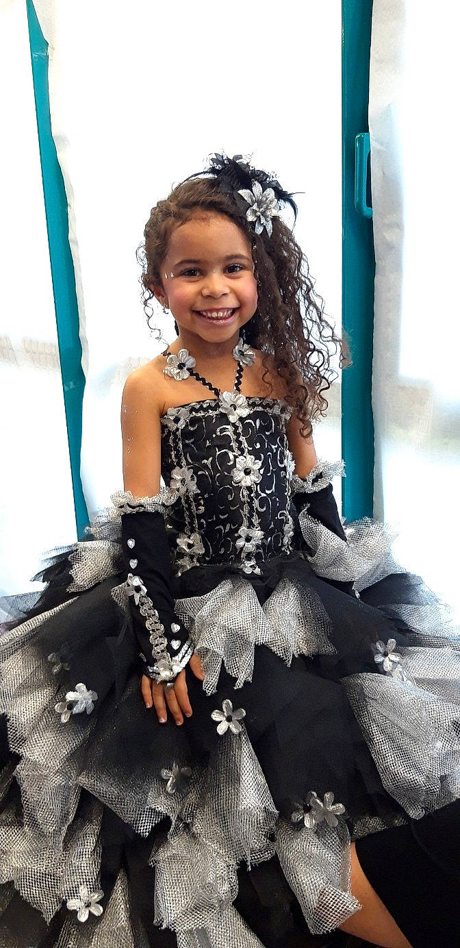 Naëlle a rejoint le concours — aidez-le/la à gagner de superbes lots ! black_hair, day_dress, dress, electric_blue, embellishment, eyelash, fashion_design, flash_photography, formal_wear, glove, hairstyle, happy, jewellery, joy, makeover, one_piece_garment, person, ruffle, sleeve, smile