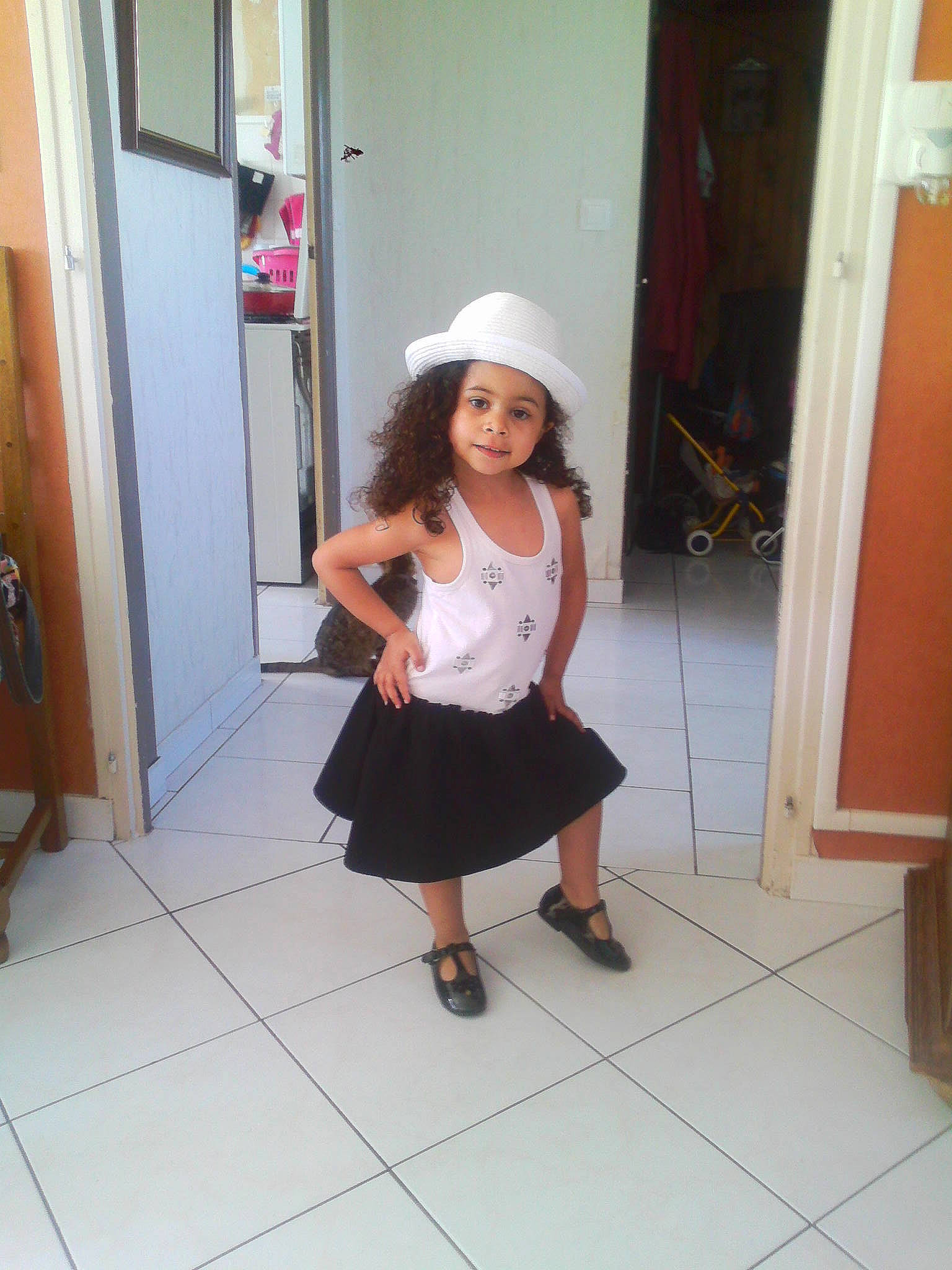 Naëlle participe au concours pour gagner de l'argent avec cette photo : beauty, door, eye, fashion_design, floor, flooring, hat, headgear, headwear, human_body, human_leg, joy, knee, leg, person, purple, sleeve, standing, street_fashion, thigh