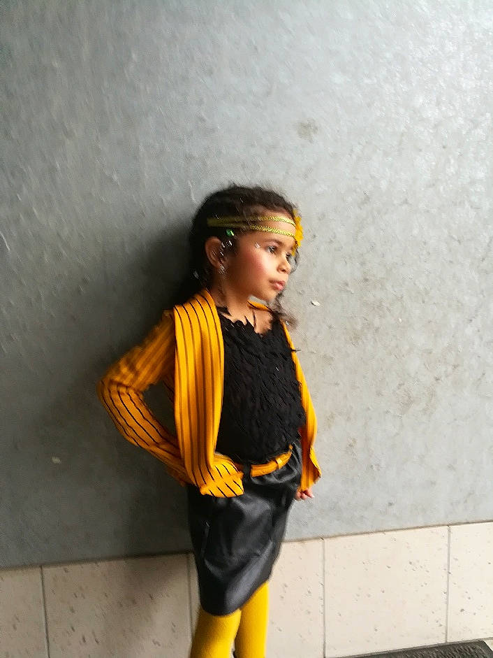 Naëlle participe au concours pour gagner de l'argent avec cette photo : arm, black_hair, electric_blue, fashion_accessory, fashion_design, human_body, human_leg, jewellery, joint, knee, long_hair, necklace, person, sleeve, sleeveless_shirt, sportswear, street_fashion, t_shirt, thigh, trunk