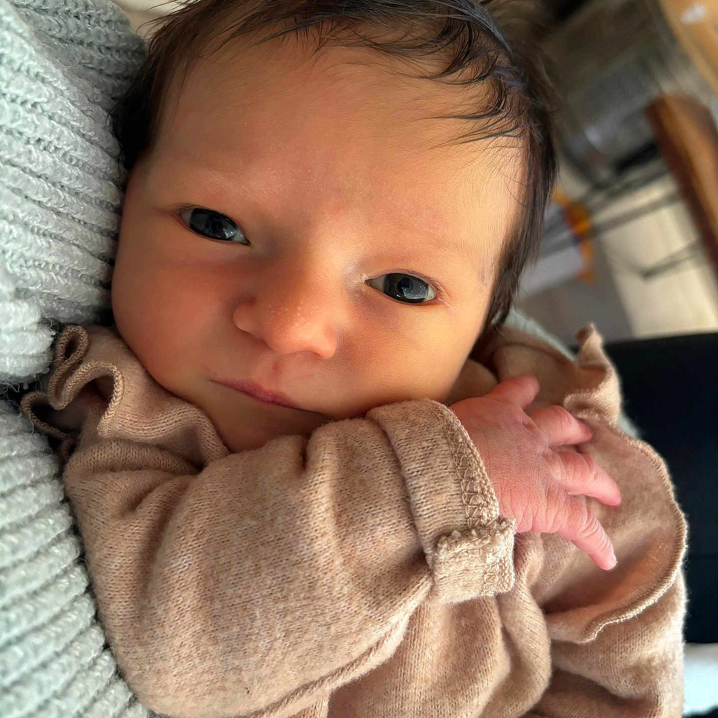 Ambre participe au concours pour gagner de l'argent avec cette photo : baby, baby_clothes, blanket, closeup, clothing, cute, eyes, face, hand, indoor, infant, knitwear, newborn, newborn_baby, person, portrait, resting, skin, soft, warm
