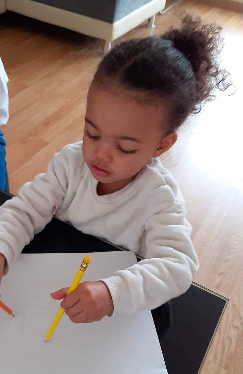 Imany participe au concours pour gagner de l'argent avec cette photo : baby, child, learning, person, play, toddler, writing, writing_implement, writing_instrument_accessory