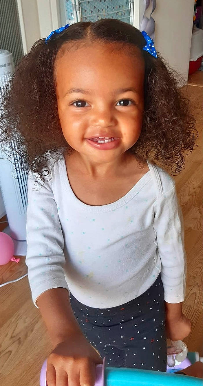 Imany participe au concours pour gagner de l'argent avec cette photo : black_hair, cheek, child, child_model, face, forehead, hair, hairstyle, joy, lip, long_hair, person, skin, smile, standing, toddler
