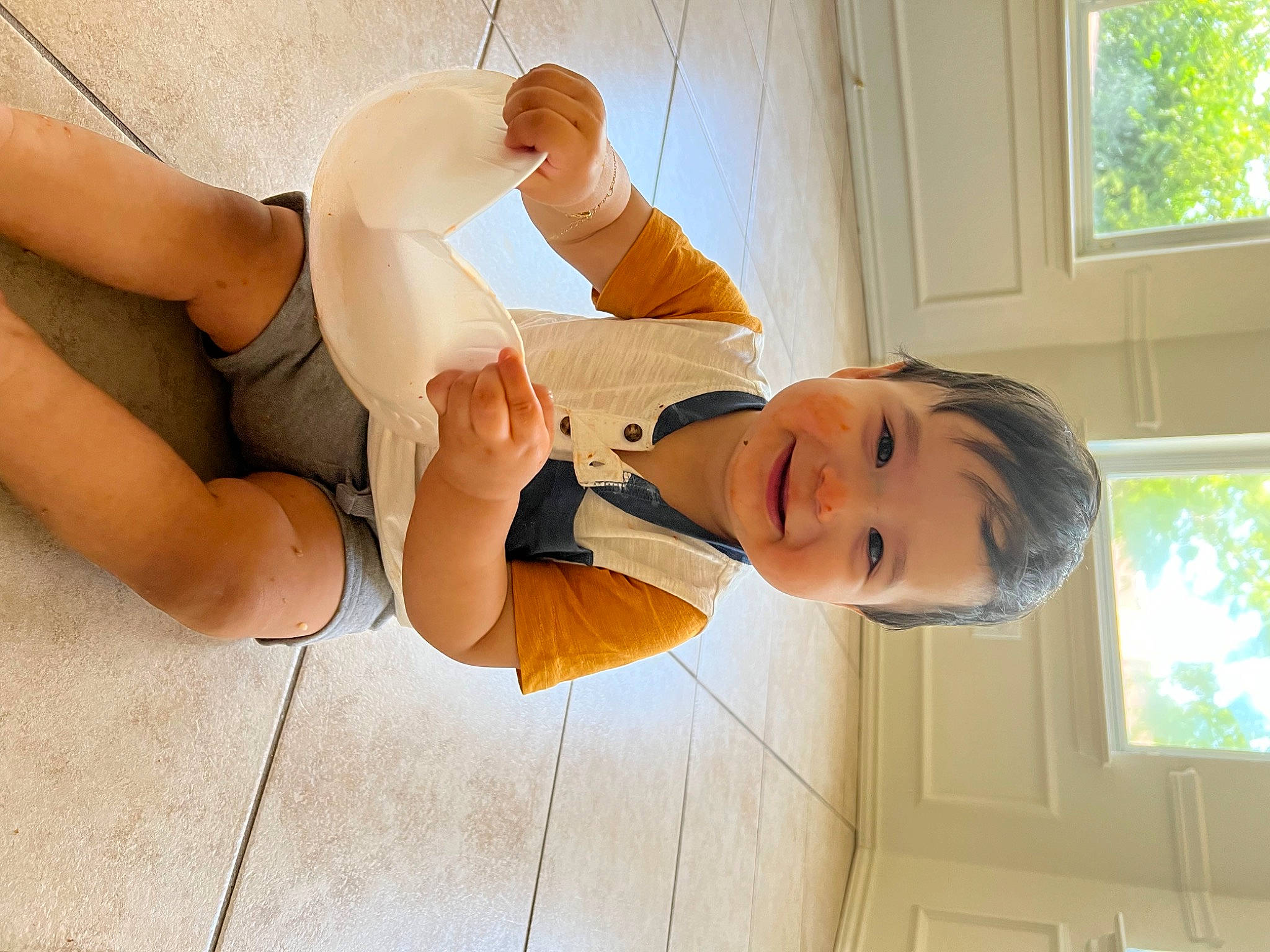 Alessandro is registered to the contest to win money with this photo: comfort, elbow, facial_expression, finger, gesture, hairstyle, hand, happy, human_body, joint, joy, knee, leg, neck, person, shoulder, skin, smile, thigh, waist