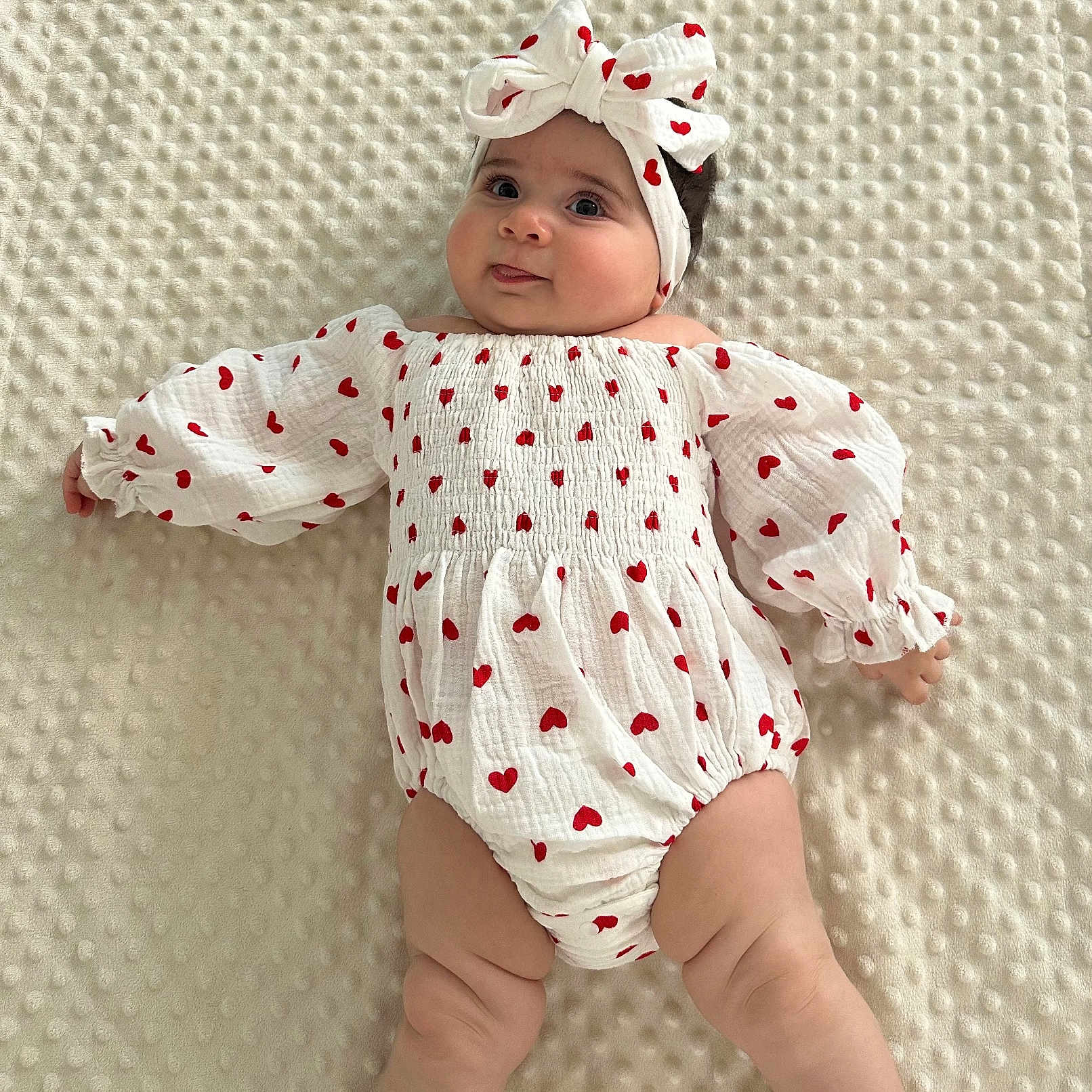 Meva a rejoint le concours — aidez-le/la à gagner de superbes lots ! baby, blanket, bodypart, bonnet, cap, clothing, dress, face, finger, hat, head, hood, newborn, pants, person, photography, portrait, sitting, sleeve, toy