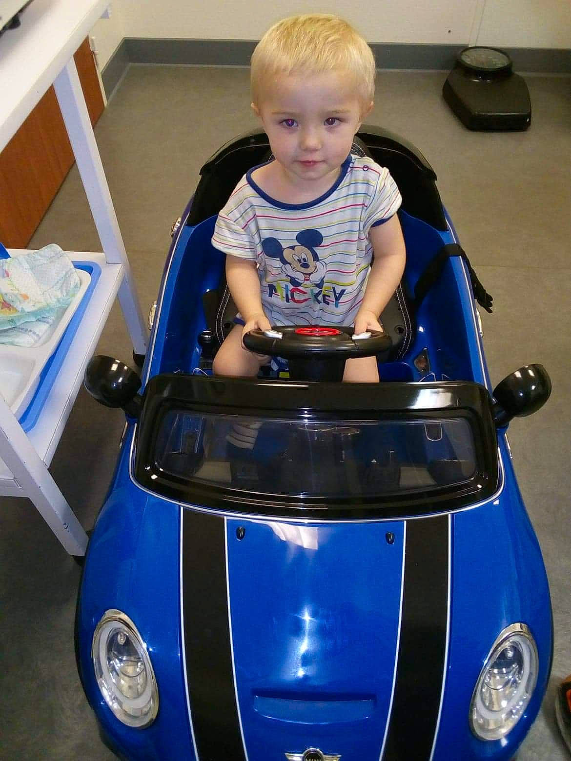 Erwann participe au concours pour gagner de l'argent avec cette photo : automotive_design, blue, car, child, compact_car, electric_blue, fun, glass, motor_vehicle, person, product, toddler, vehicle, windshield