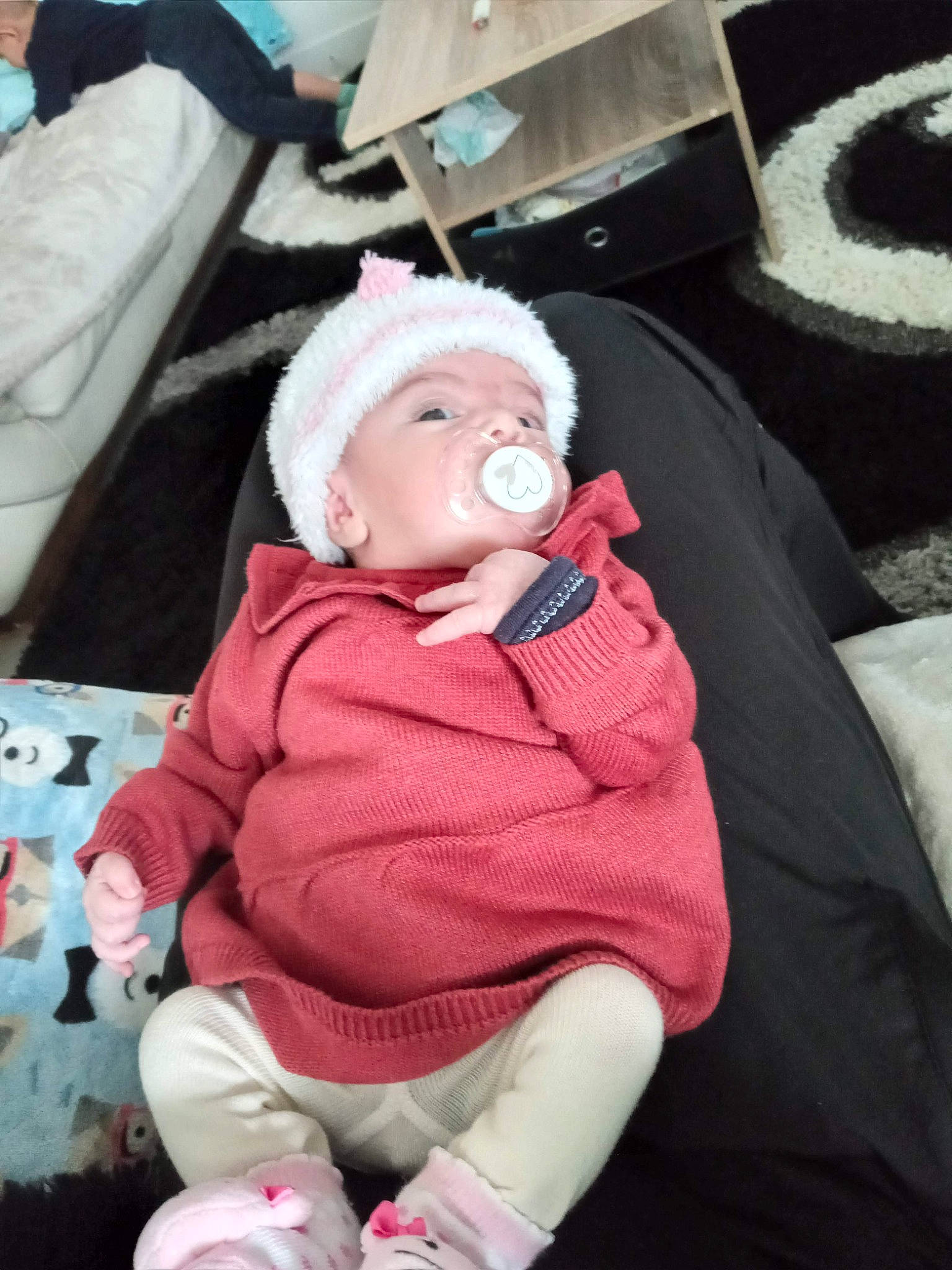 Serine participe au concours pour gagner de l'argent avec cette photo : baby, baby_carriage, baby_products, baby_toddler_clothing, beanie, cap, car_seat, carmine, cheek, child, comfort, fur, headwear, lap, linens, outerwear, person, pink, sitting, textile