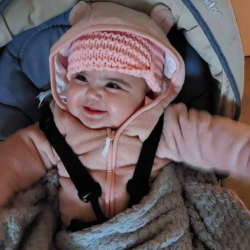 Serine a rejoint le concours — aidez-le/la à gagner de superbes lots ! baby, baby_products, baby_toddler_clothing, beanie, cap, cheek, child, fashion_accessory, hair_accessory, happy, hat, headgear, headwear, knit_cap, person, sitting, skin, sleeve, smile, toddler