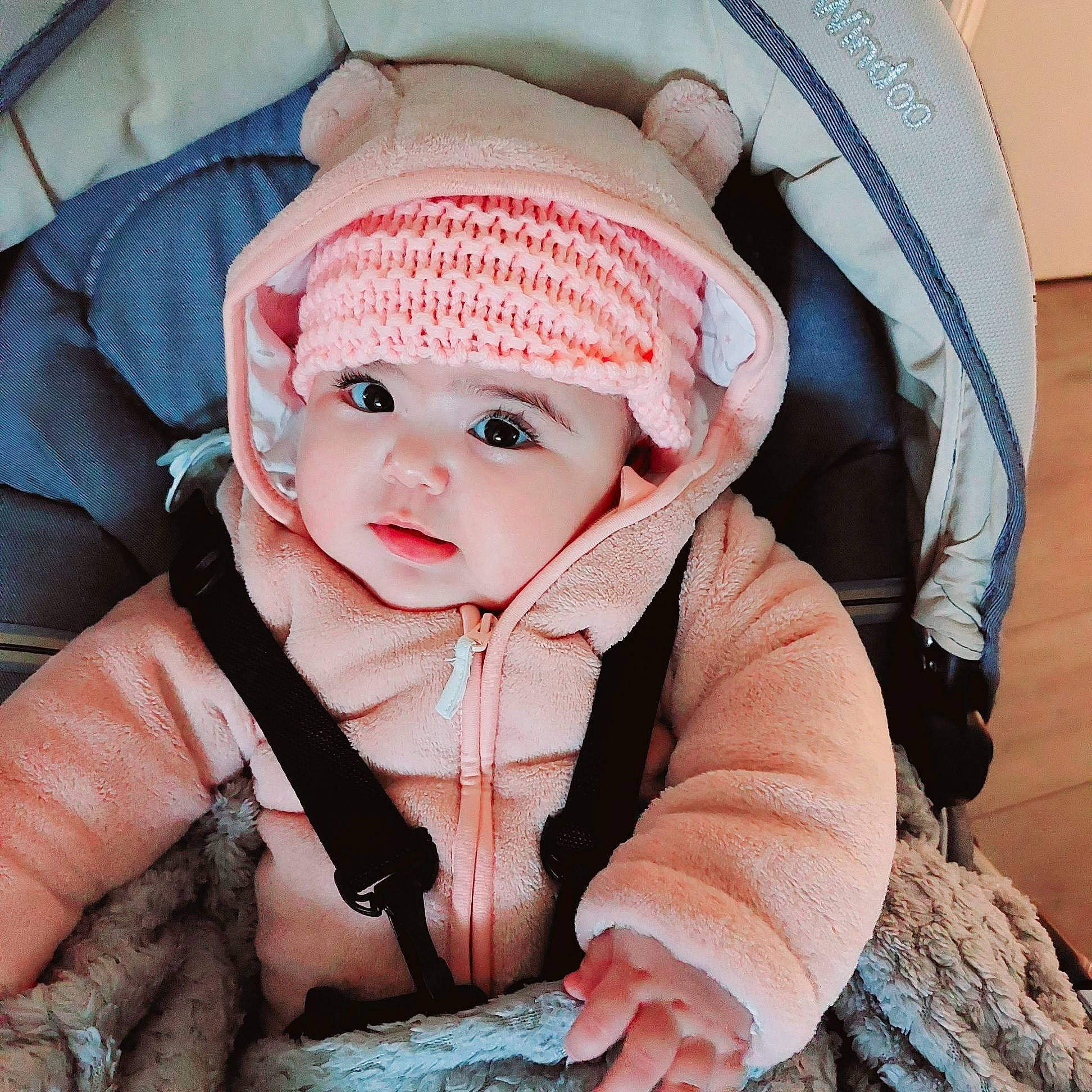 Serine participe au concours pour gagner de l'argent avec cette photo : baby, baby_sleeping, baby_toddler_clothing, cap, cheek, child, collar, comfort, cool, eye, headgear, headwear, human_body, knit_cap, lip, neck, outerwear, pattern, person, skin