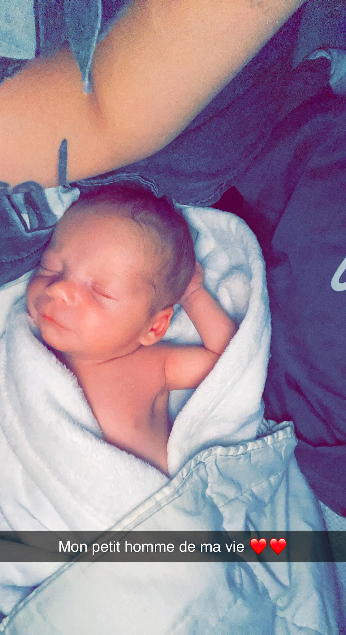 Giulio a rejoint le concours — aidez-le/la à gagner de superbes lots ! azure, baby, baby_sleeping, baby_toddler_clothing, bedtime, cheek, child, comfort, electric_blue, eyebrow, fun, happy, linens, mouth, nose, person, pink, skin, textile, thumb