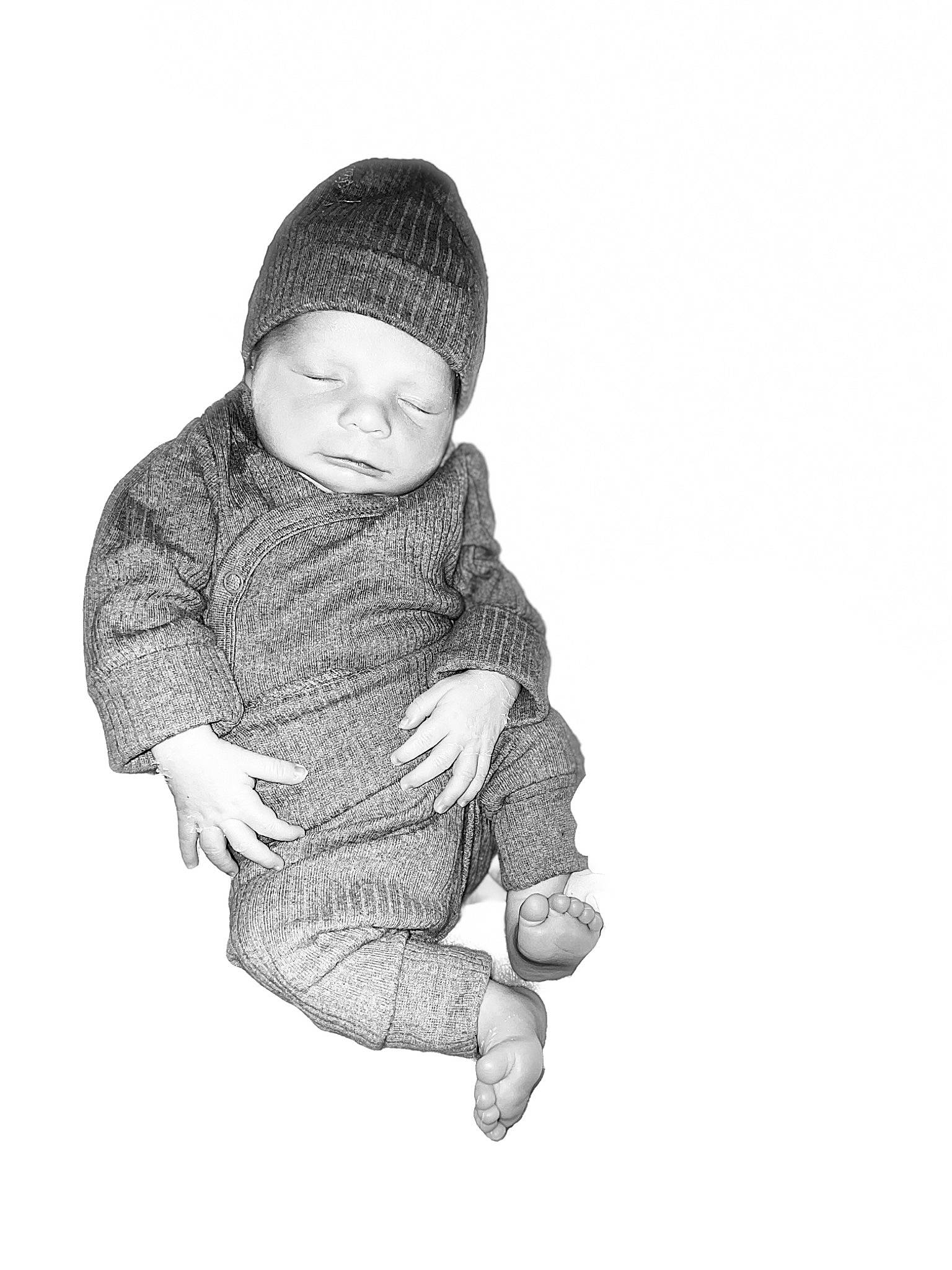 Giulio a rejoint le concours — aidez-le/la à gagner de superbes lots ! baby, baby_toddler_clothing, beanie, cap, child, comfort, eye, gesture, hand, head, headwear, hood, human_body, knit_cap, monochrome, monochrome_photography, person, sitting, sleeve, toddler