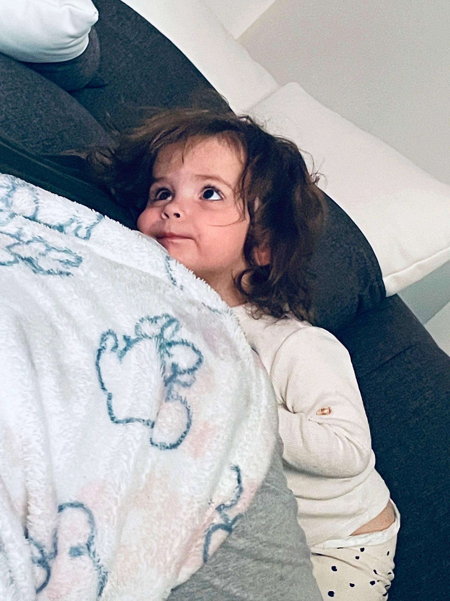 Galícia participe au concours pour gagner de l'argent avec cette photo : azure, baby, baby_toddler_clothing, beauty, bedding, child, comfort, cool, couch, iris, linens, neck, outerwear, people, person, shoulder, skin, sleeve, textile, toddler