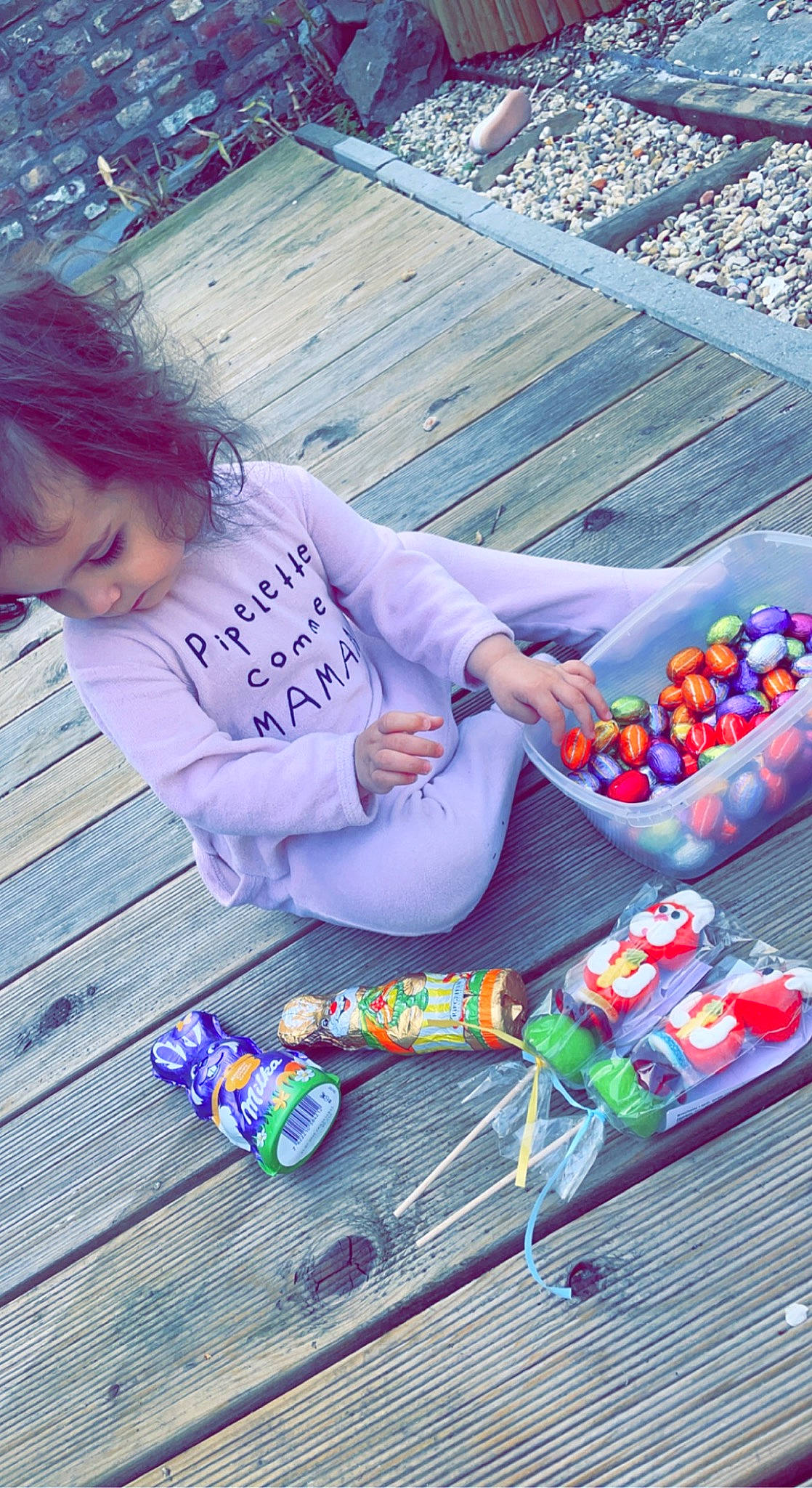 Galícia participe au concours pour gagner de l'argent avec cette photo : ball, child, fun, games, indoor_games_and_sports, leisure, magenta, nail, pattern, person, plastic, play, public_space, purple, recreation, sweetness, toddler, toy