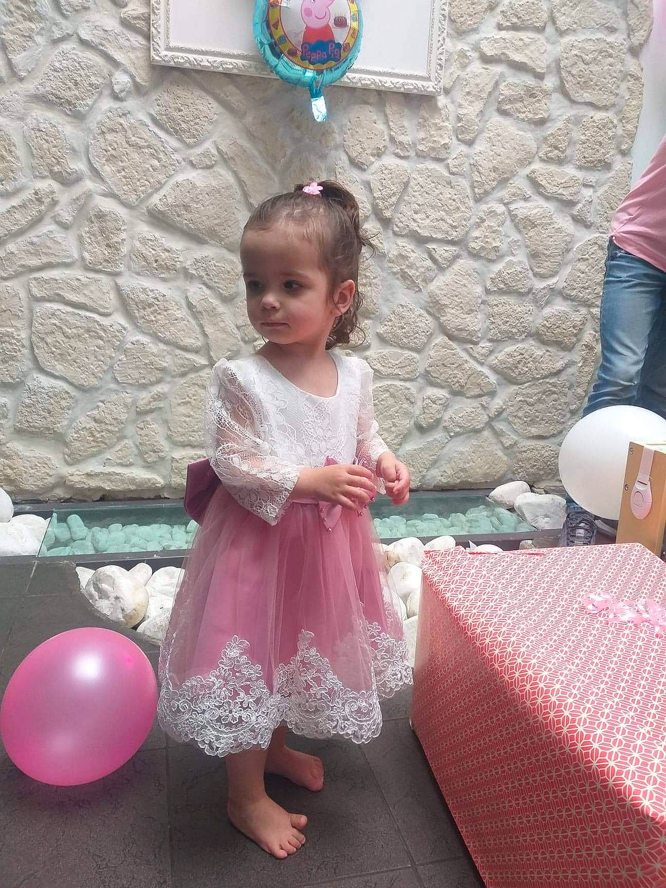 Galícia participe au concours pour gagner de l'argent avec cette photo : baby_toddler_clothing, blue, child, dress, flooring, fun, hair, hairstyle, happy, joint, leg, magenta, party_supply, person, photograph, pink, purple, shoulder, textile, toddler