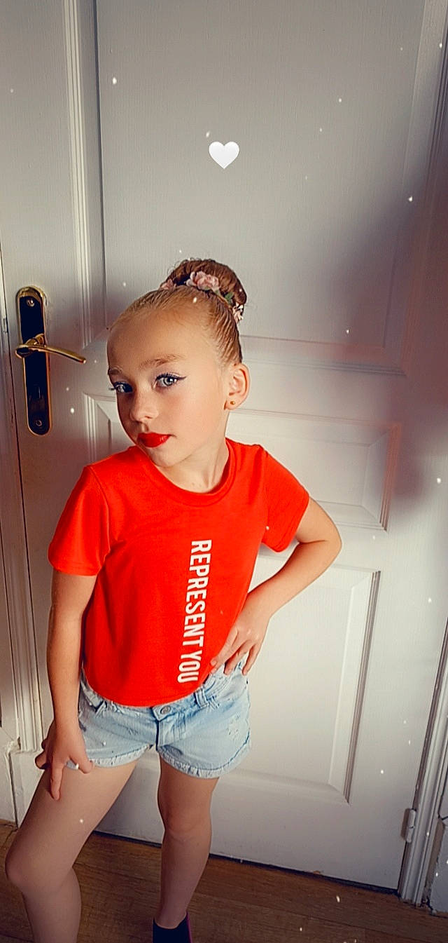 Léna participe au concours pour gagner de l'argent avec cette photo : blond, cool, electric_blue, eyewear, fashion_design, flash_photography, happy, human_leg, jean_short, joint, neck, person, shorts, shoulder, sleeve, sportswear, standing, t_shirt, thigh, trunk