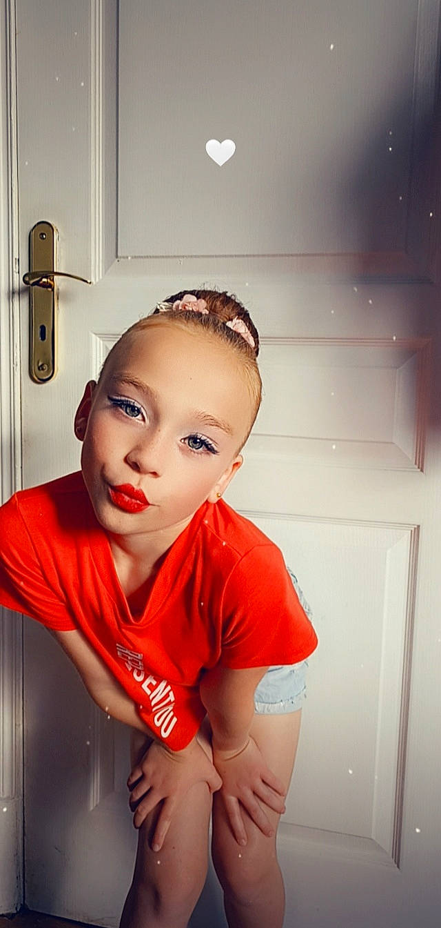 Léna a rejoint le concours — aidez-le/la à gagner de superbes lots ! black_hair, chest, eyebrow, eyelash, eyewear, fashion_accessory, fashion_design, fashion_model, flash_photography, happy, jaw, jewellery, lip, makeover, neck, person, portrait_photography, selfie, sitting, sleeve