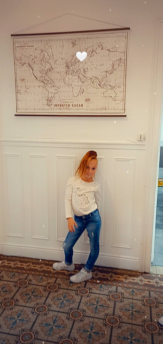 Léna a rejoint le concours — aidez-le/la à gagner de superbes lots ! art, denim, door, electric_blue, floor, flooring, fun, grey, hardwood, house, human_leg, jeans, joy, knee, pattern, person, sitting, waist, wall, white