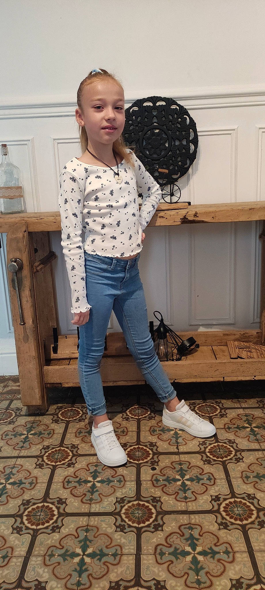 Léna a rejoint le concours — aidez-le/la à gagner de superbes lots ! black, denim, electric_blue, eyewear, fashion_design, flooring, human_leg, joint, knee, neck, pattern, person, shoe, shoulder, sleeve, standing, t_shirt, thigh, waist, white