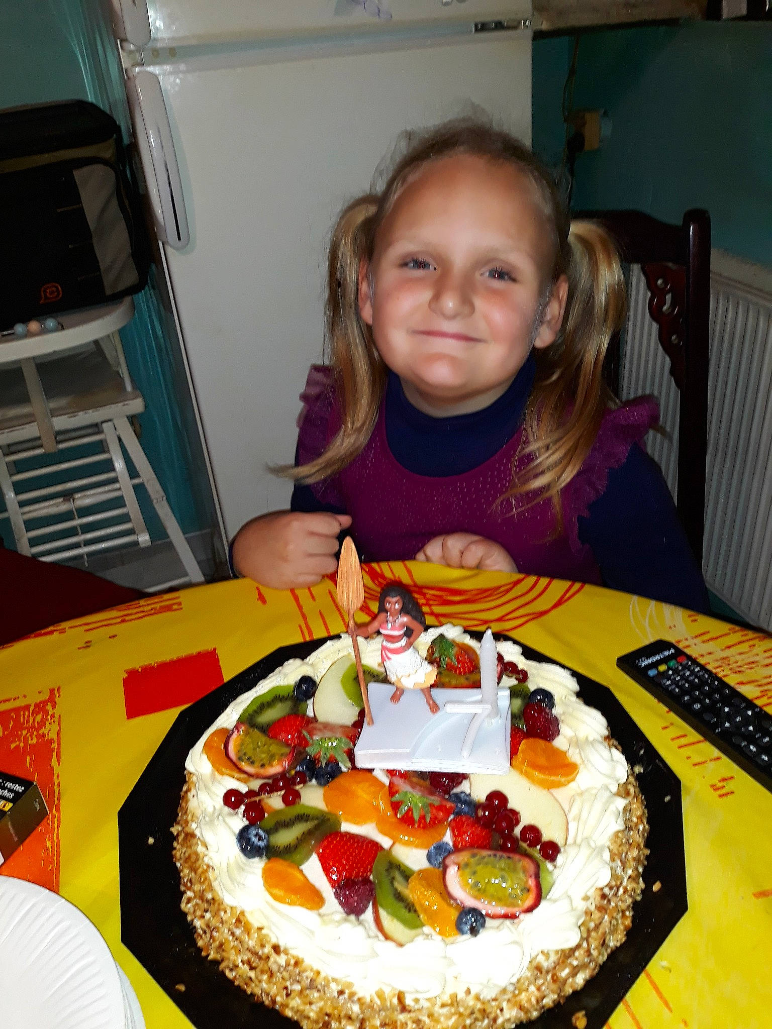 Maylis participe au concours pour gagner de l'argent avec cette photo : baked_goods, baking, birthday, birthday_cake, breakfast, brunch, cake, cake_decorating, cuisine, dessert, dish, eating, food, joy, meal, pavlova, person, supper, sweetness, torte