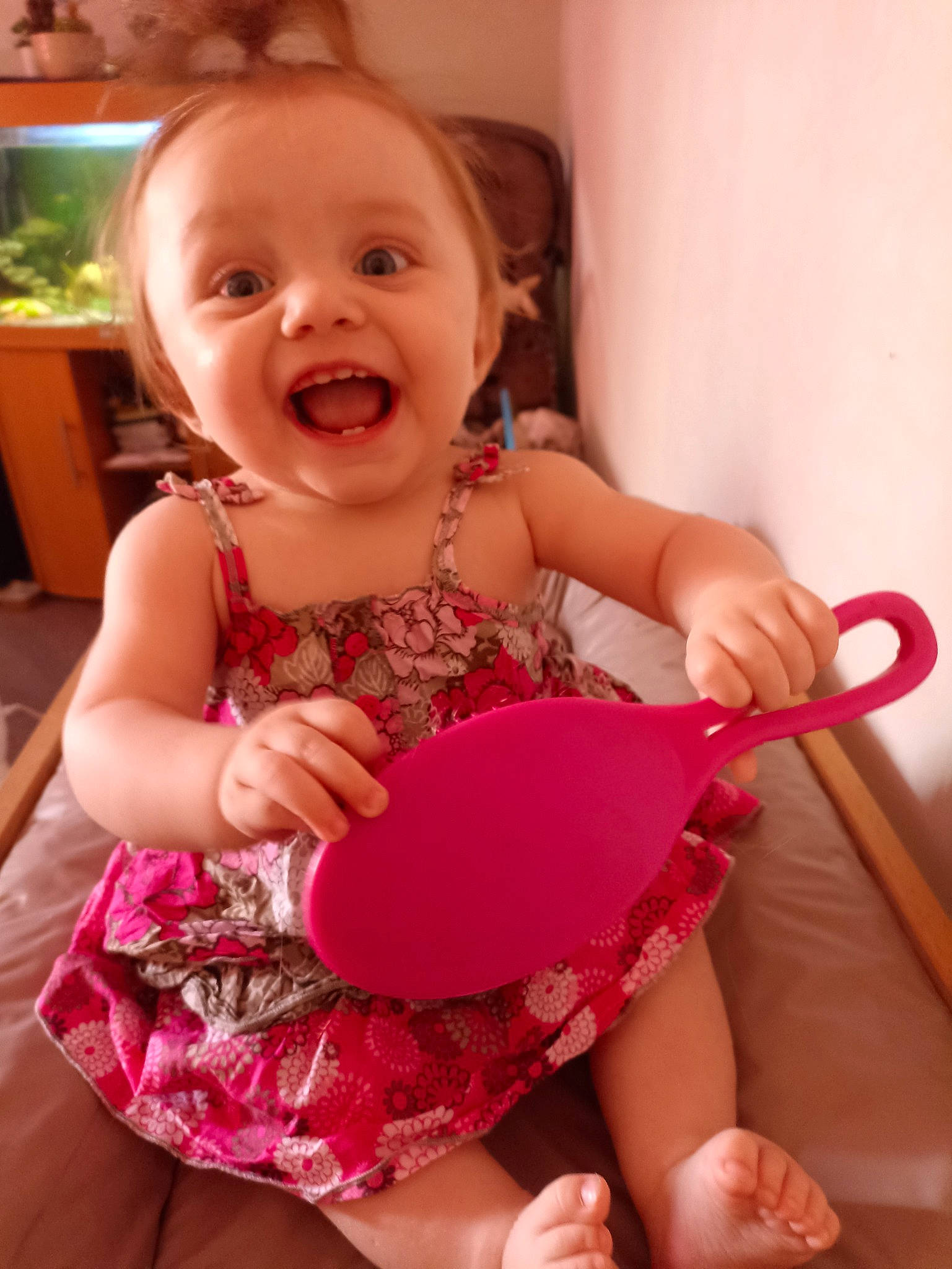 Ilona a rejoint le concours — aidez-le/la à gagner de superbes lots ! baby, baby_playing_with_toys, baby_toddler_clothing, cheek, child, face, facial_expression, finger, fun, happy, human_leg, magenta, person, pink, skin, smile, sock, standing, thigh, thumb