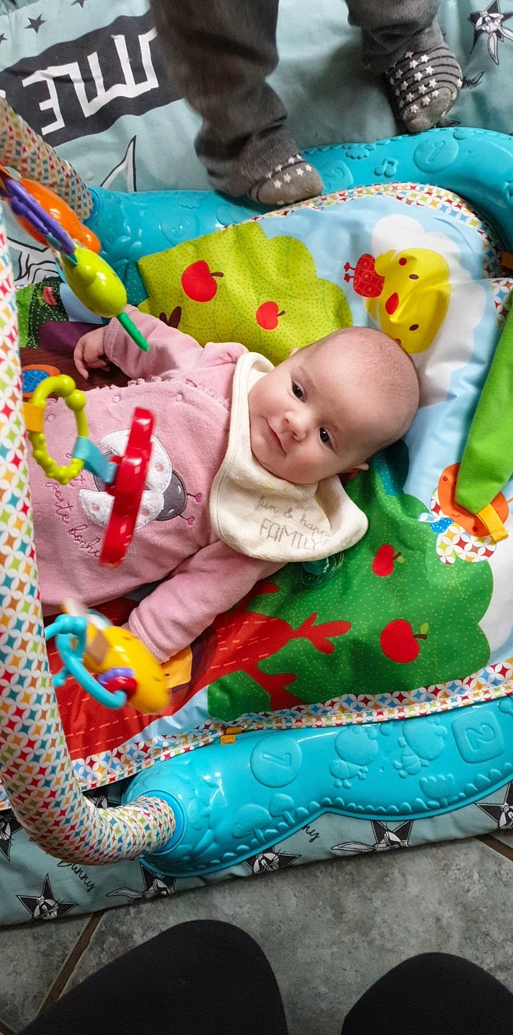 Alizée a rejoint le concours — aidez-le/la à gagner de superbes lots ! baby, baby_products, baby_toys, bedding, blanket, child, linens, nap_mat, person, play, playmat, product, quilt, sleep, textile, toddler, toy