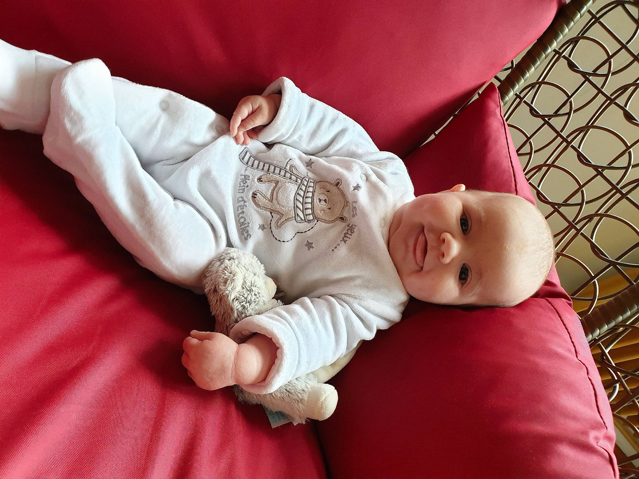 Alizée participe au concours pour gagner de l'argent avec cette photo : arm, baby, baby_sleeping, child, comfort, happy, nap, person, pink, sleep, toddler