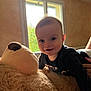 Antoine participe au concours pour gagner de l'argent avec cette photo : baby, casual, child, couch, cozy, cute, face, furniture, happy, home, indoors, person, plush_toy, portrait, room, smile, soft_light, teddy_bear, toy, window