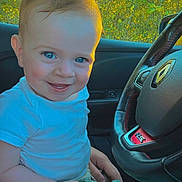 Antoine a rejoint le concours — aidez-le/la à gagner de superbes lots ! automobile, baby, blue_eyes, car_interior, child, cute, door, face, green_blanket, hand, happy, infant, portrait, seat, smile, steering_wheel, sunlight, sunshine, white_shirt, window
