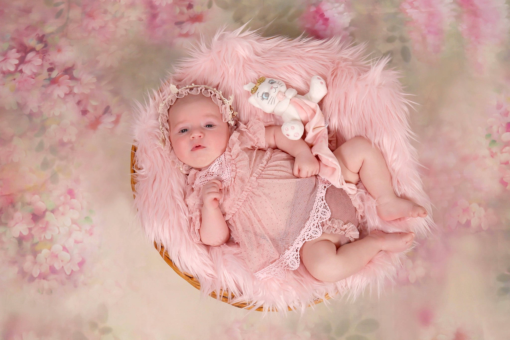 Myla a rejoint le concours — aidez-le/la à gagner de superbes lots ! art, baby, baby_toddler_clothing, bridal_accessory, child, embellishment, eye, eyelash, fashion_accessory, grass, hair_accessory, happy, head, headgear, headpiece, headwear, pattern, peach, person, petal