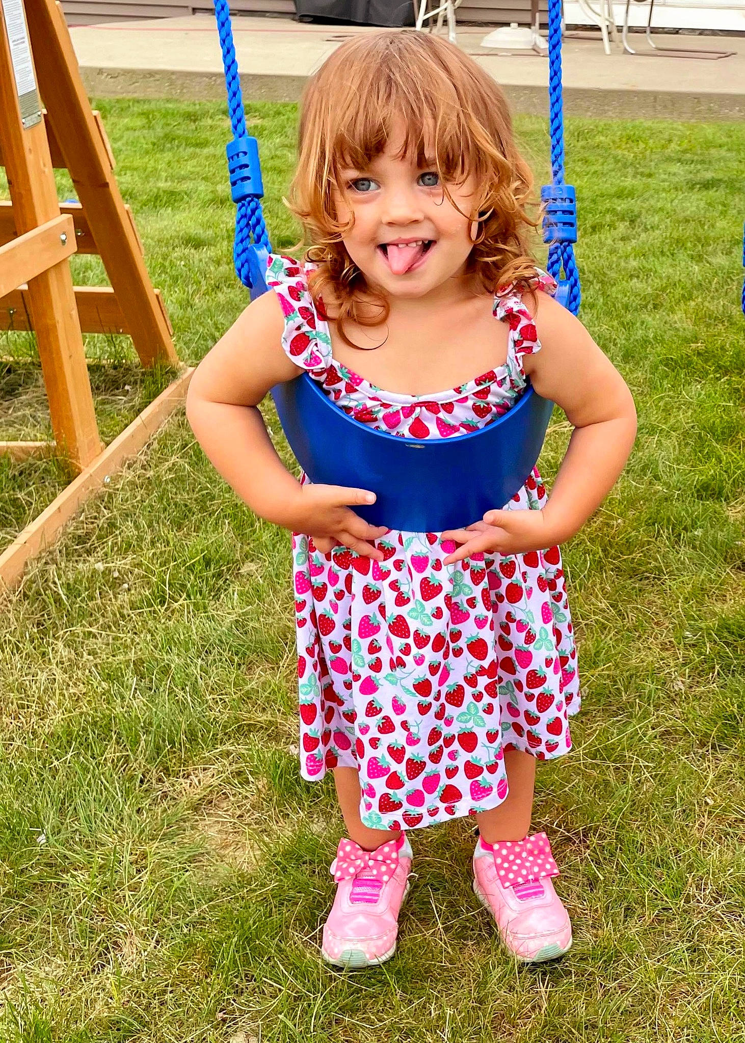 Cora is registered to the contest to win money with this photo: baby_toddler_clothing, blond, child, electric_blue, fun, grass, hair, happy, joy, leisure, magenta, pattern, people_in_nature, person, pink, plant, recreation, shorts, smile, summer