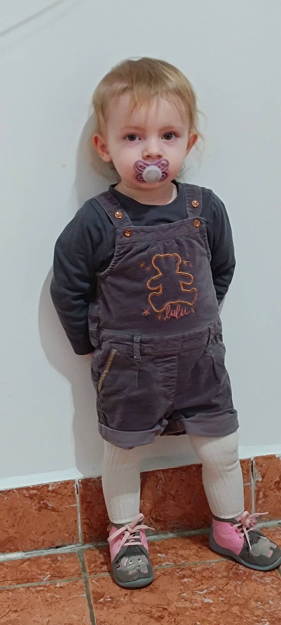 Lilly participe au concours pour gagner de l'argent avec cette photo : arm, baby, baby_toddler_clothing, button, cheek, collar, denim, dress_shirt, eye, face, grey, head, human_body, pattern, person, pocket, shorts, skin, sleeve, t_shirt
