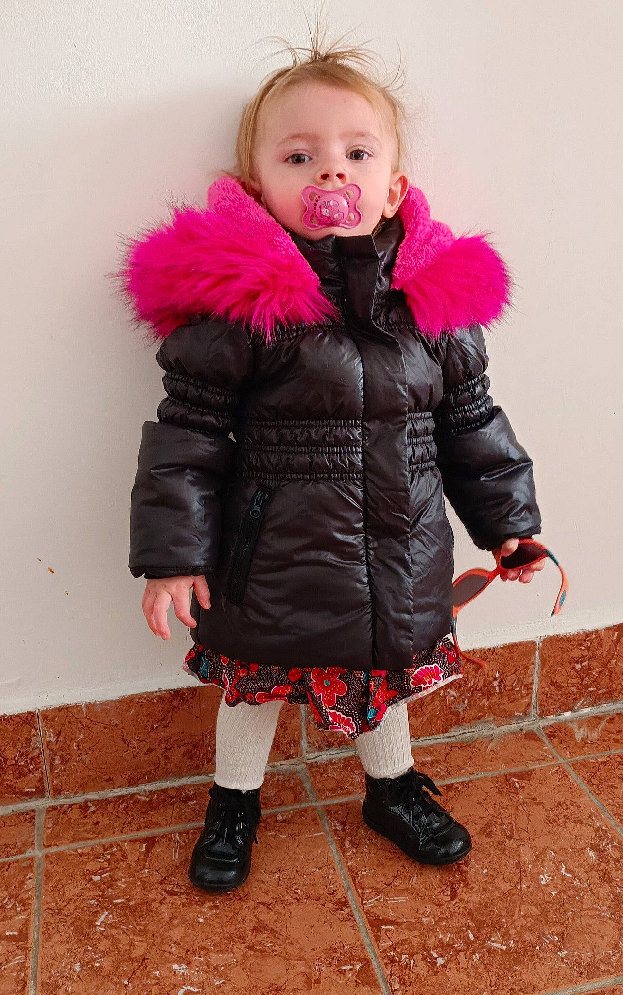 Lilly participe au concours pour gagner de l'argent avec cette photo : baby_toddler_clothing, fashion_accessory, fur, fur_clothing, glove, happy, hat, helmet, human_leg, jacket, knee, magenta, outerwear, person, pink, purple, skin, sleeve, smile, thigh