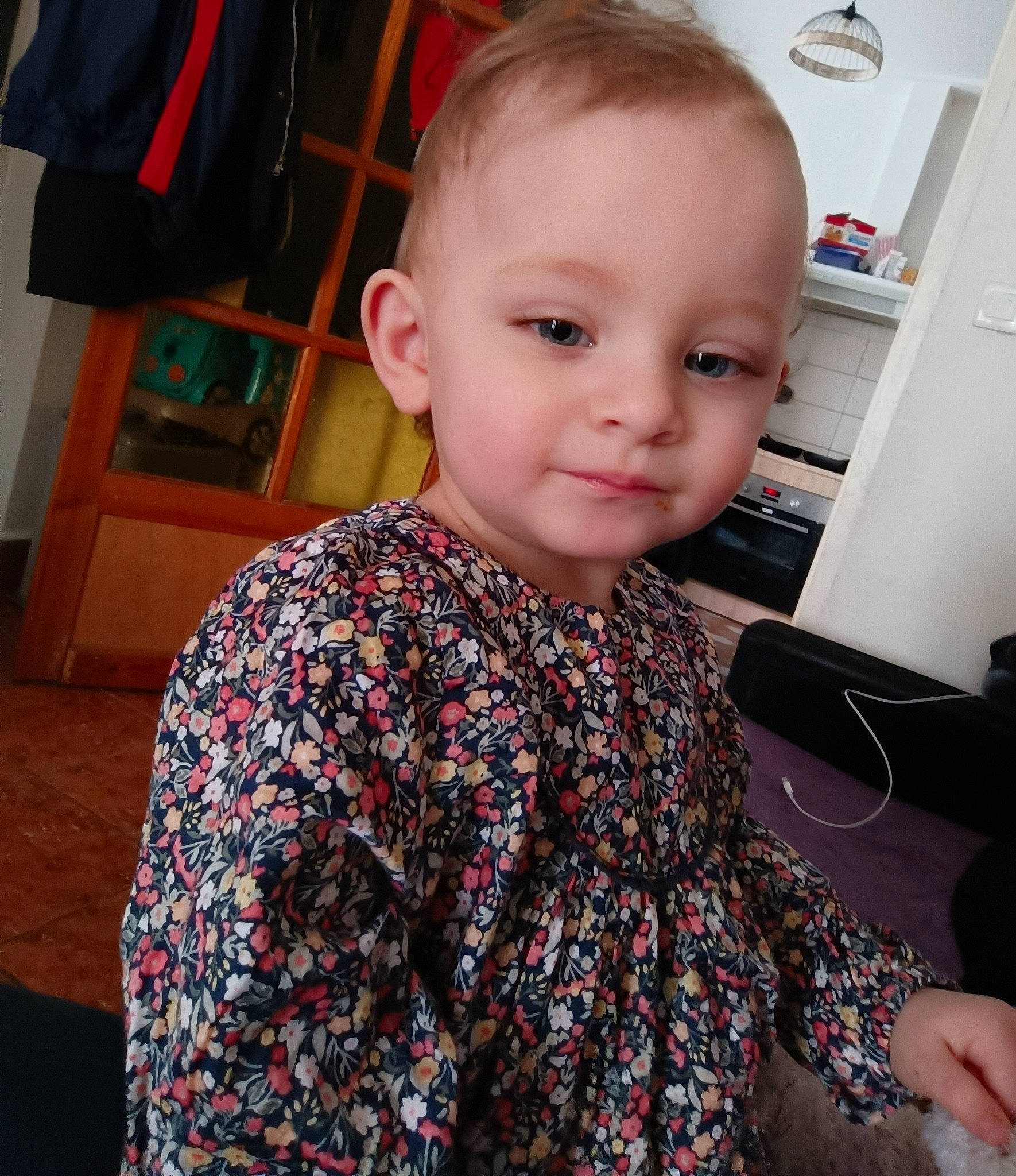 Aily a rejoint le concours — aidez-le/la à gagner de superbes lots ! cheek, child, ear, eyelash, fun, hair, hairstyle, head, iris, kitchen_appliance, neck, pattern, person, room, selfie, shoulder, sitting, sleeve, standing, t_shirt