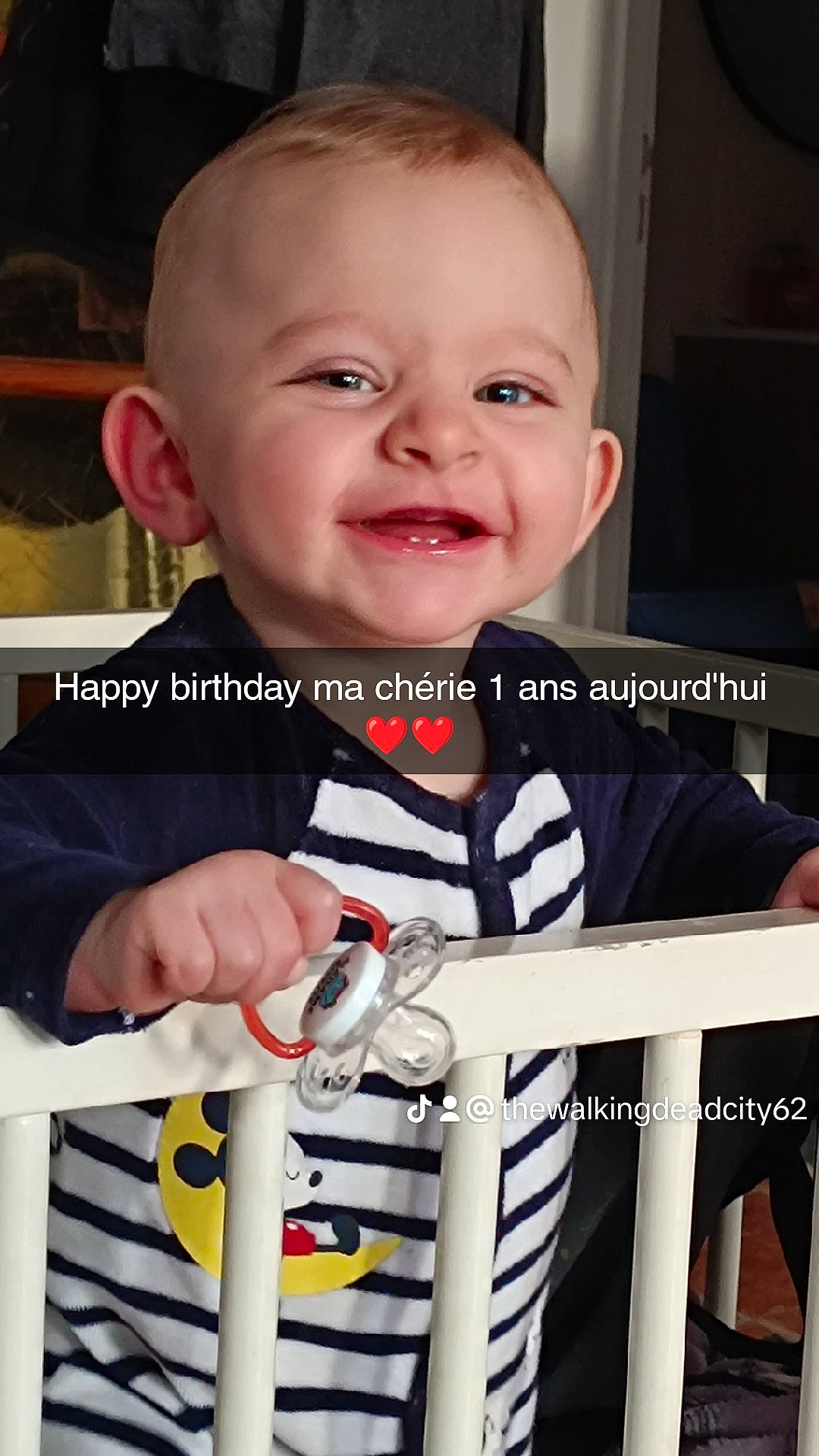 Aily participe au concours pour gagner de l'argent avec cette photo : baby, baby_products, baby_toddler_clothing, cheek, child, fun, happy, joy, laugh, person, photo_caption, recreation, sitting, sleeve, smile, t_shirt, thumb, toddler, wrist