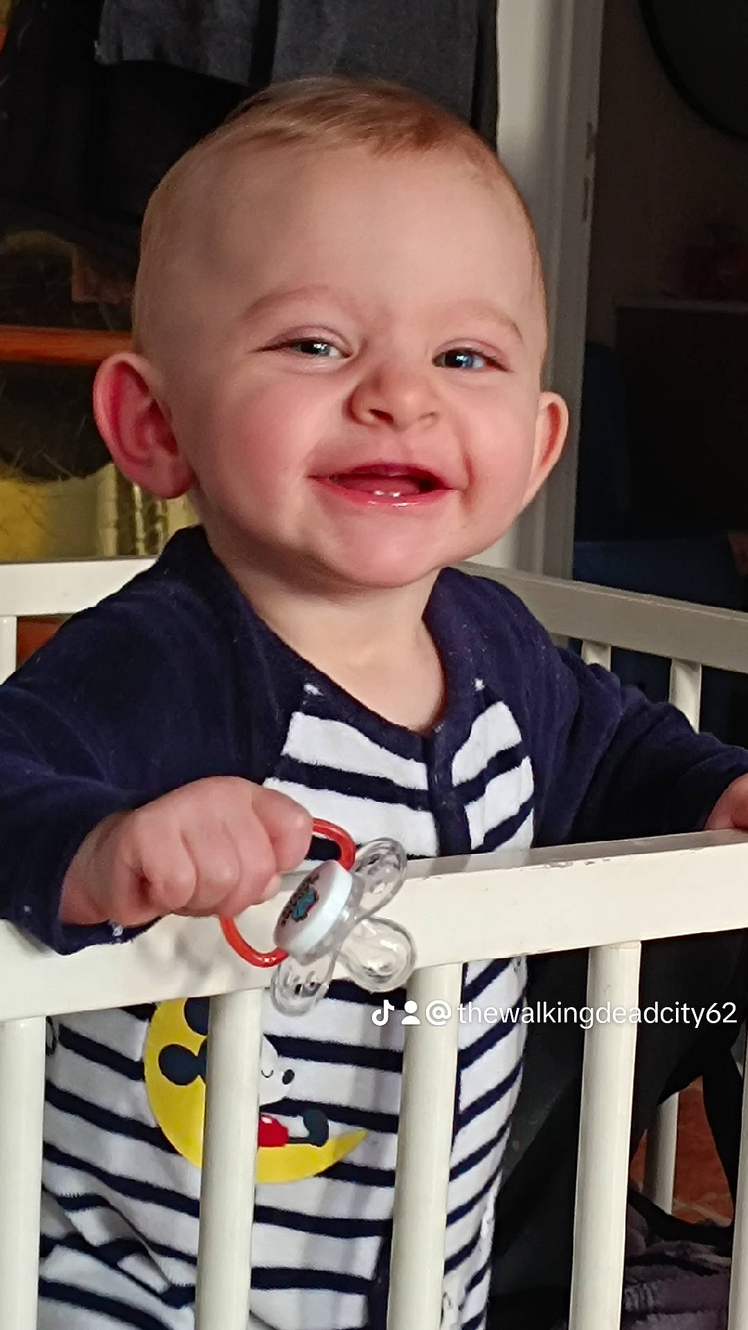 Aily participe au concours pour gagner de l'argent avec cette photo : baby, baby_products, baby_toddler_clothing, biting, cheek, child, collar, eye, finger, fun, happy, iris, joy, nose, person, sitting, skin, sleeve, smile, t_shirt