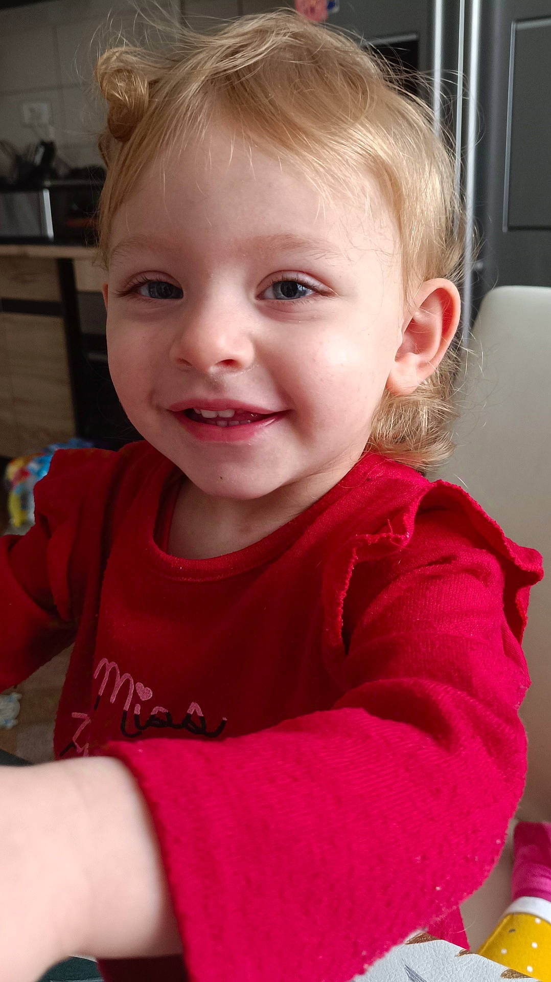 Aily participe au concours pour gagner de l'argent avec cette photo : baby, blonde, bodypart, clothing, face, finger, fleece, hair, hand, happy, head, indoors, knitwear, person, photography, portrait, smile, sweater, sweatshirt, t_shirt