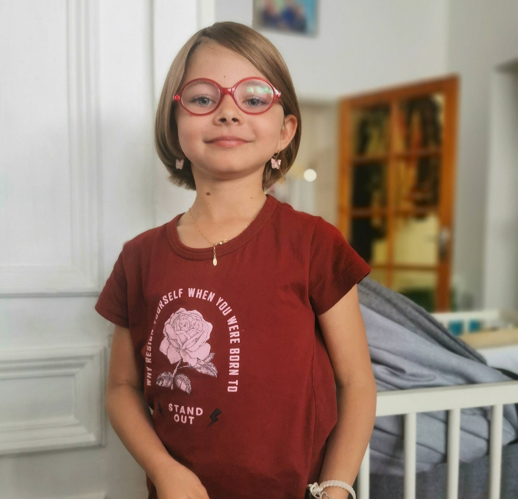 Ilona a rejoint le concours — aidez-le/la à gagner de superbes lots ! brown_hair, elbow, eye, eyewear, fun, glasses, hair, happy, head, jewellery, joy, long_sleeved_t_shirt, neck, person, shoulder, sitting, sleeve, smile, t_shirt, vision_care