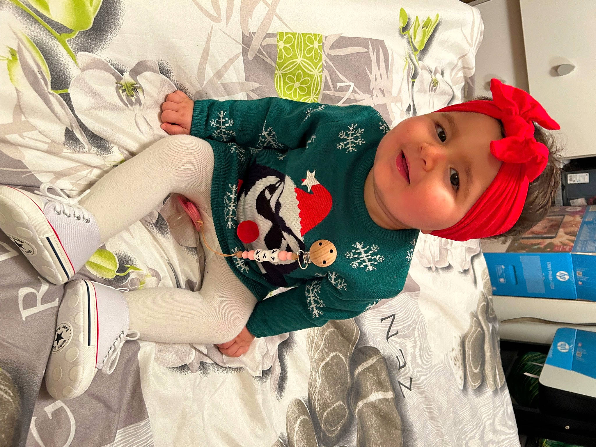 Aya participe au concours pour gagner de l'argent avec cette photo : baby, baby_toddler_clothing, carmine, child, christmas, christmas_eve, event, fun, happy, hat, headwear, holiday, pattern, person, room, sleeve, smile, toddler, white