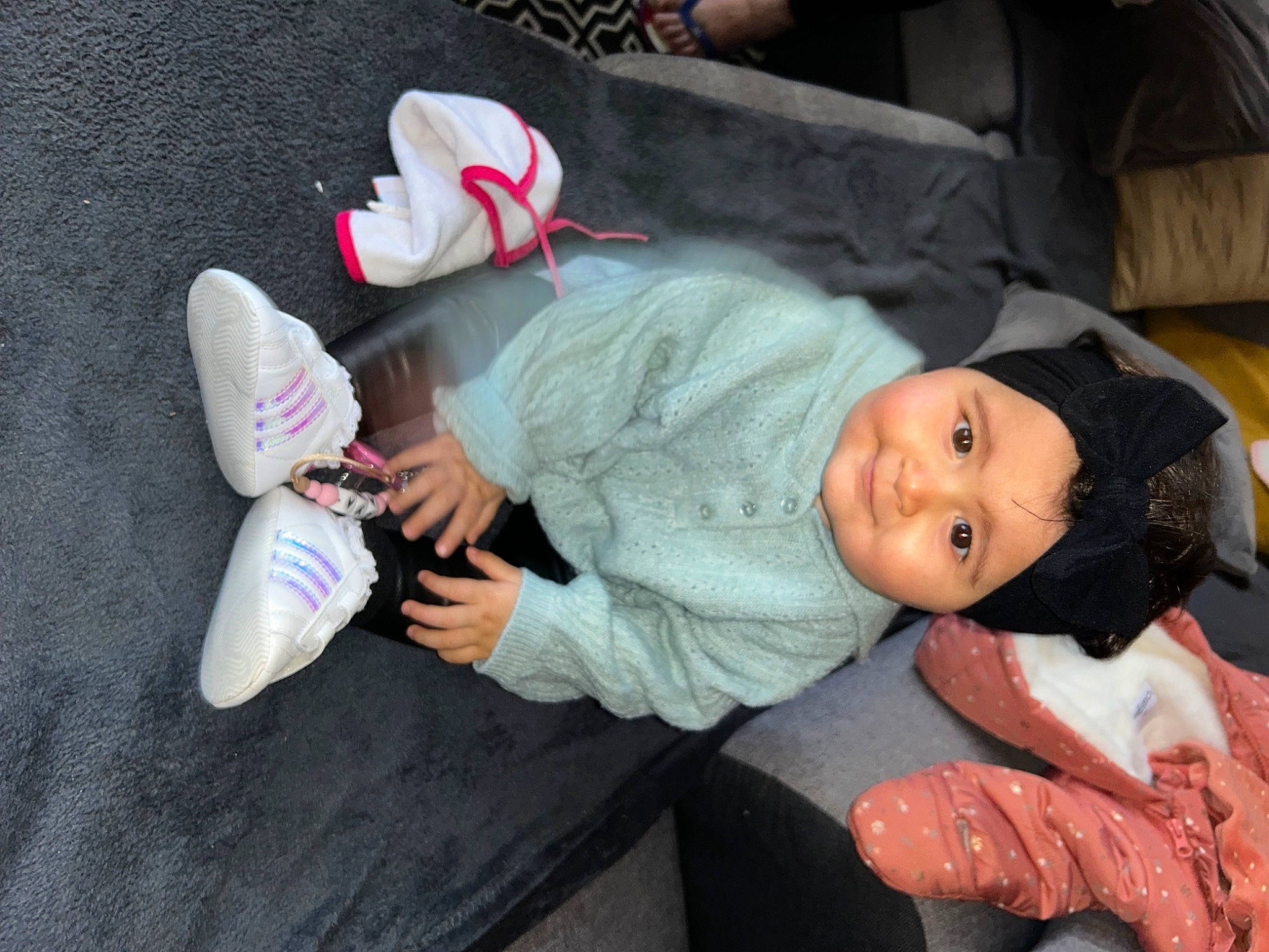 Aya a rejoint le concours — aidez-le/la à gagner de superbes lots ! baby, baby_toddler_clothing, carmine, child, comfort, foot, fun, fur, hat, headwear, human_leg, lap, nap, outdoor_shoe, person, pink, sitting, sock, textile, toddler