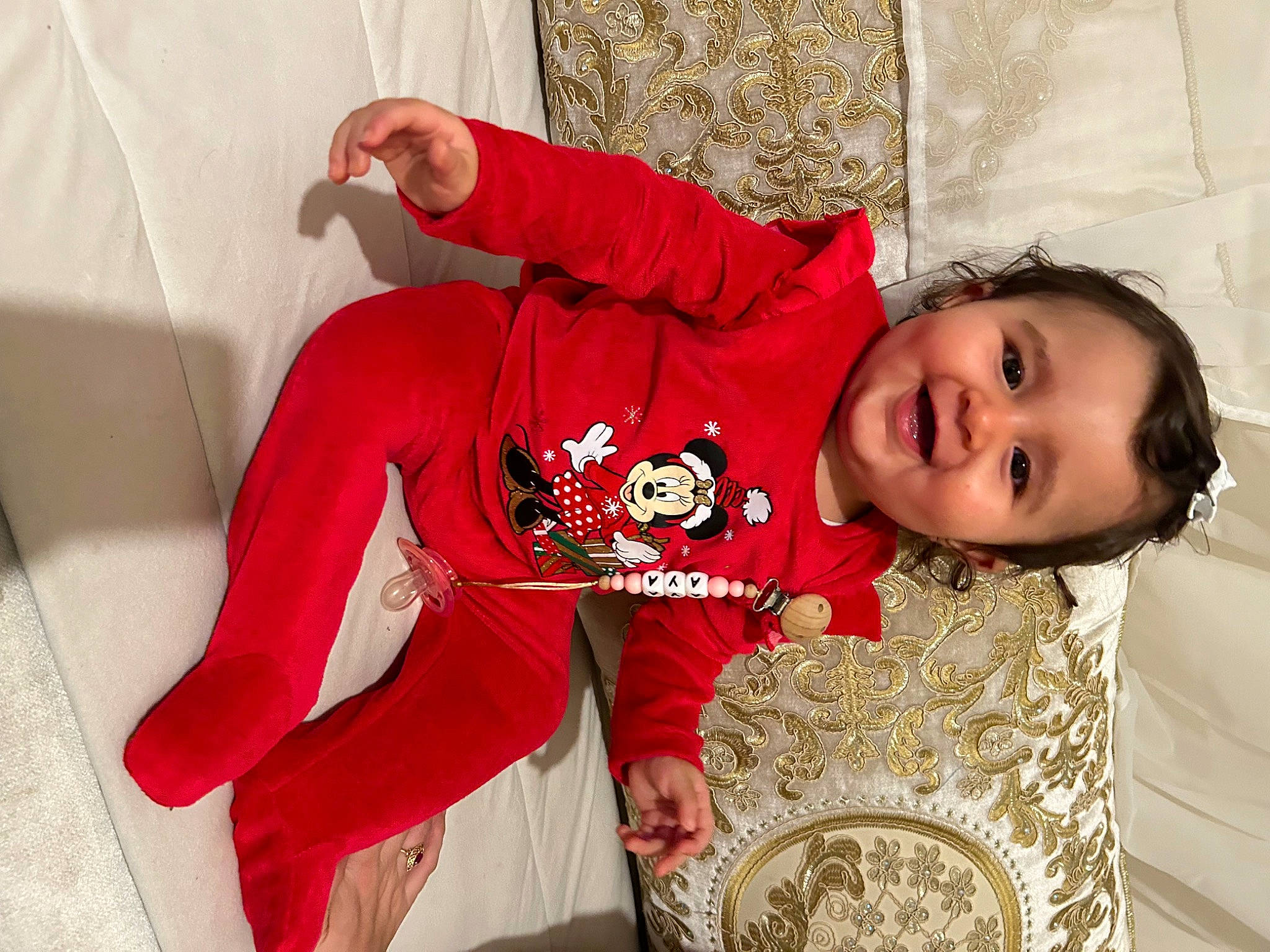 Aya a rejoint le concours — aidez-le/la à gagner de superbes lots ! child, comfort, couch, event, facial_expression, flooring, fun, happy, human_leg, joy, linens, pattern, person, sleeve, smile, sportswear, t_shirt, textile, thigh, toddler