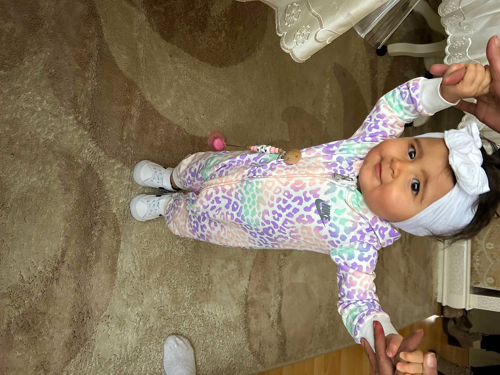 Aya a rejoint le concours — aidez-le/la à gagner de superbes lots ! baby, baby_products, baby_toddler_clothing, child, flooring, fun, happy, hat, headwear, pattern, person, sleeve, smile, toddler, wood