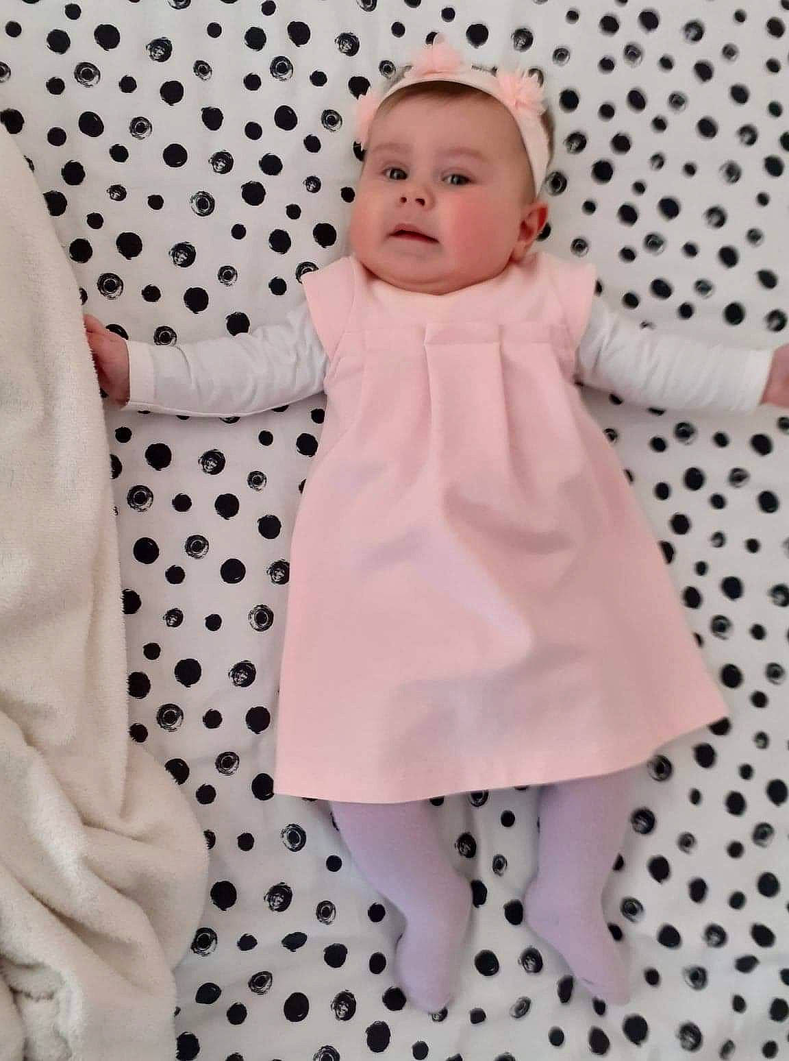 Camila a rejoint le concours — aidez-le/la à gagner de superbes lots ! baby, baby_products, baby_toddler_clothing, child, collar, dress_shirt, event, fashion_design, linens, one_piece_garment, pattern, person, photograph, pink, polka_dot, room, sleeve, textile, toddler, white