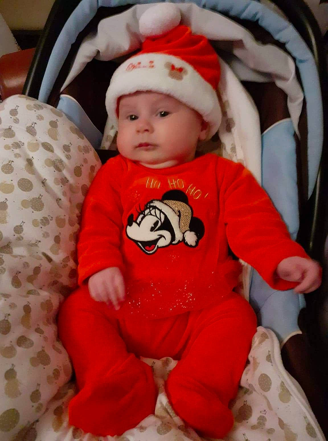 Camila a rejoint le concours — aidez-le/la à gagner de superbes lots ! baby, baby_carriage, baby_products, baby_safety, baby_toddler_clothing, carmine, cheek, child, comfort, fun, headwear, orange, outerwear, person, product, sitting, skin, sleeve, t_shirt, textile