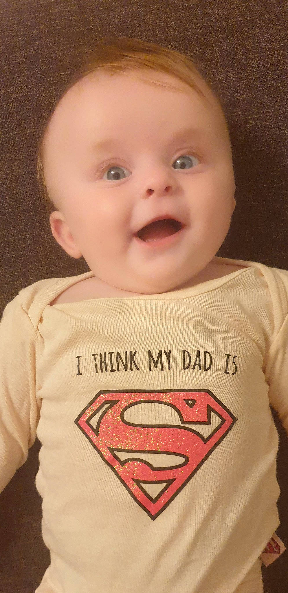 Lara a rejoint le concours — aidez-le/la à gagner de superbes lots ! baby, baby_toddler_clothing, cheek, chin, cool, eye, facial_expression, happy, head, human_body, lip, mammal, mouth, neck, nose, organ, person, skin, sleeve, smile