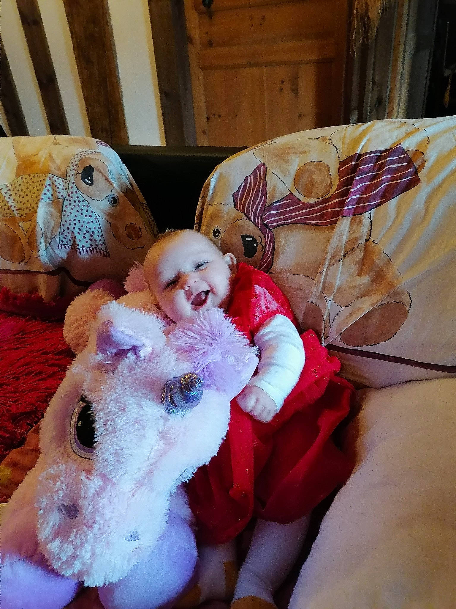 Elyna a rejoint le concours — aidez-le/la à gagner de superbes lots ! arm, baby, baby_products, bed, child, comfort, couch, event, fawn, fur, happy, head, headgear, lap, linens, person, pink, plush, stuffed_toy, toy